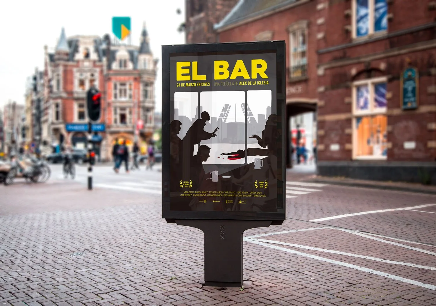 El cartel de «El Bar» en un mupi en plena calle.